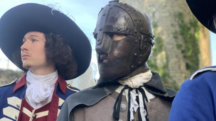 Illustration de l'homme au masque de fer entouré par deux gardiens